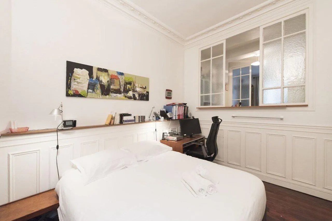 Apartment Classic In Montmartre Paris